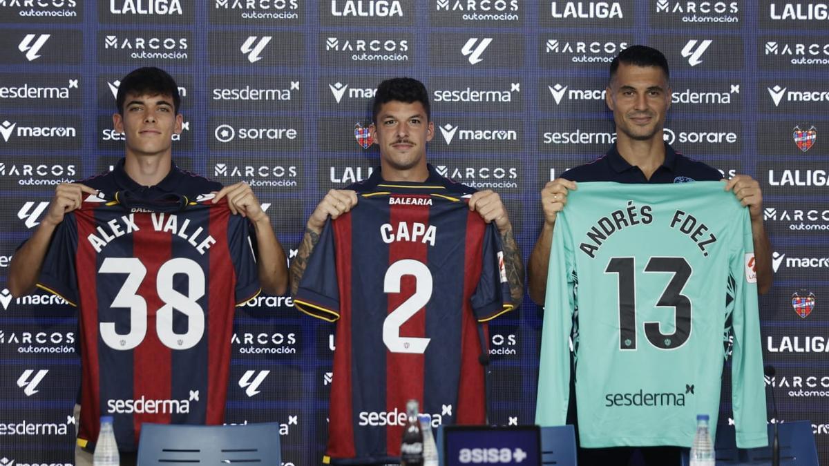 Álex Valle, Ander Capa y Andrés Fernández posan con sus nuevas camisetas
