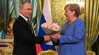 Merkel llega a Moscú para tratar con Putin la crisis en Afganistán