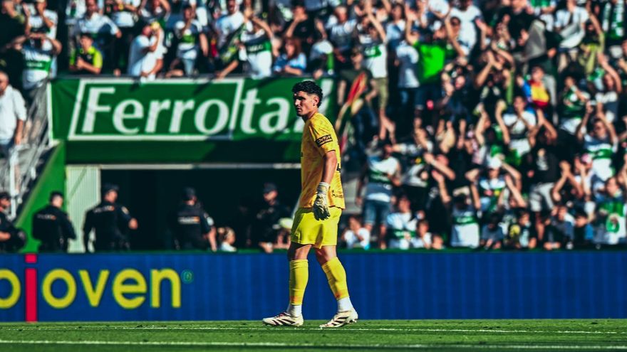 Matías Dituro observa una acción ofensiva de su equipo durante el Elche-Málaga.