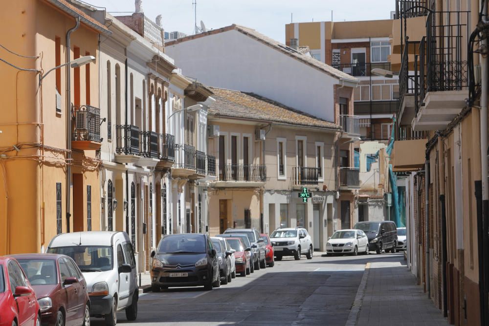 Moncada y Alfara del Patriarca: separadas por una calle y las franjas horarias