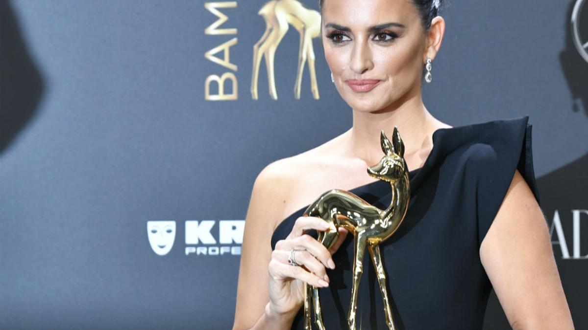 Penélope Cruz con su premio Bambi