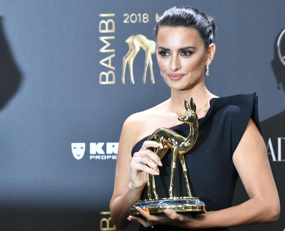 Penélope Cruz con su premio Bambi