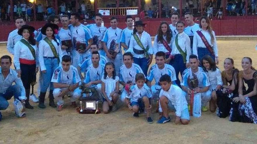 Sergio García &quot;Tororo&quot; junto al trofeo sobre la arena, posa con el resto de compañeros cortadores del concurso, las reinas y las damas y los organizadores.