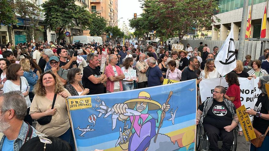 Mil personas protestan contra la masificación turística en Ibiza