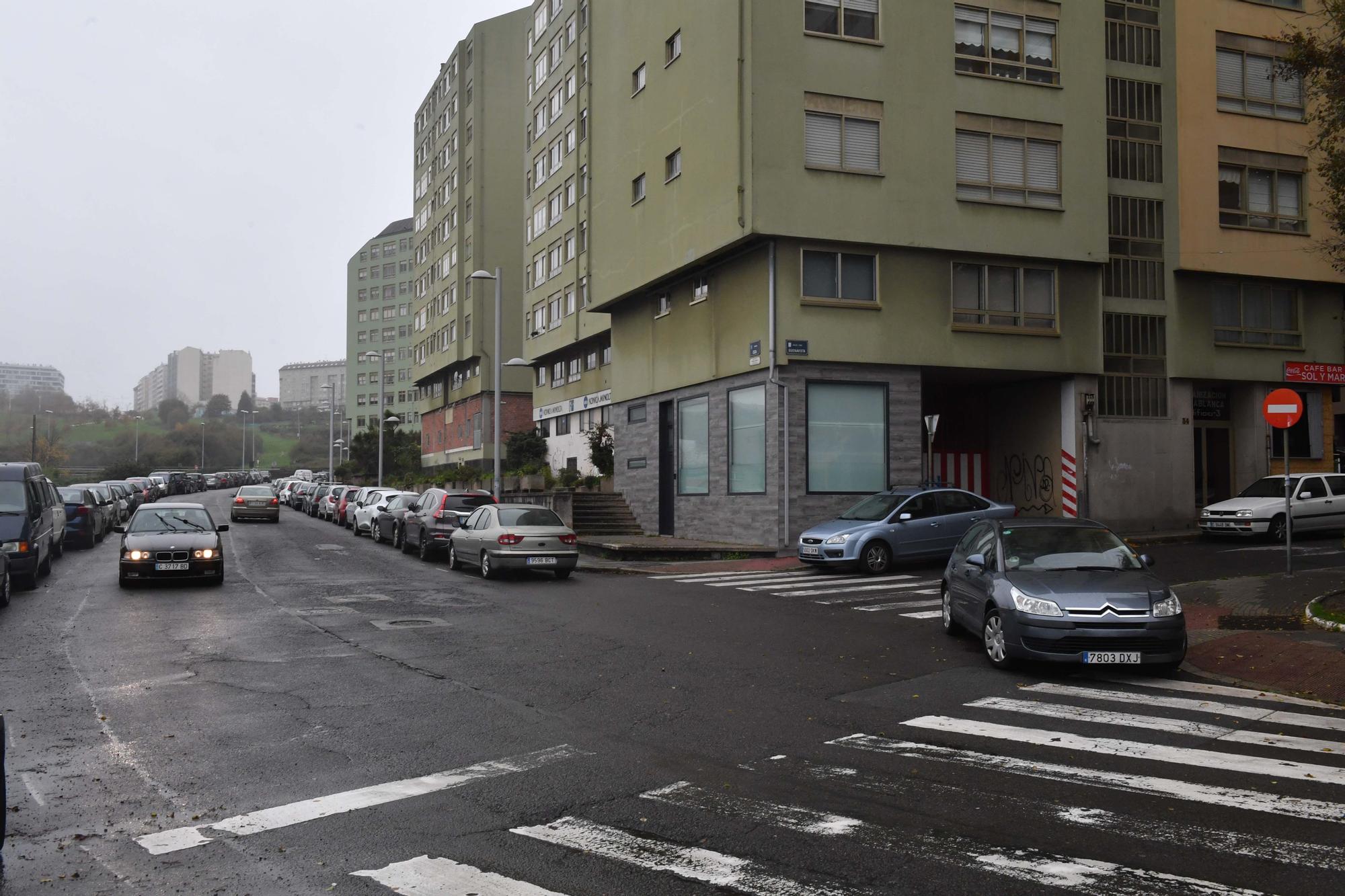 El Concello de A Coruña hará la acera que falta en el tramo final de la avenida de Oza, que perderá en ese espacio un carril de circulación y donde se podrá estacionar en batería