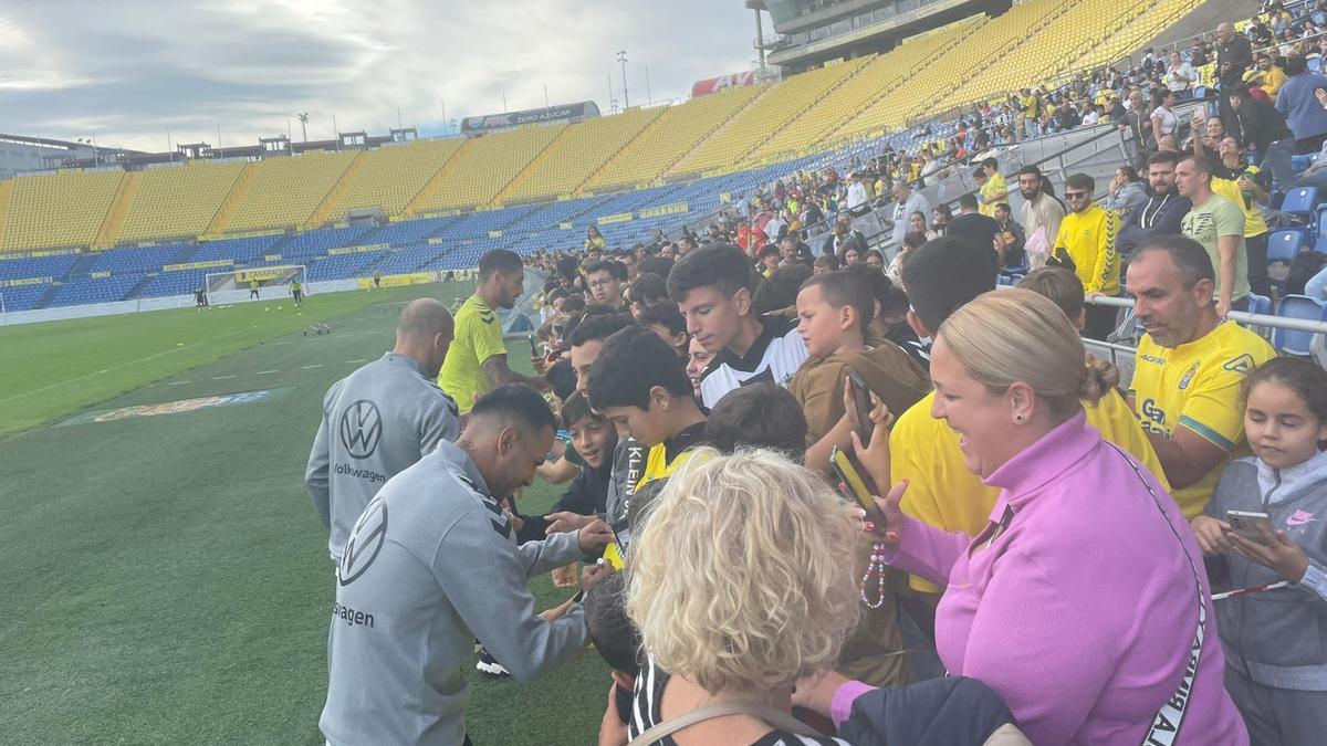 Jonathan Viera firma autógrafo a un seguidor de la UD Las Palmas.