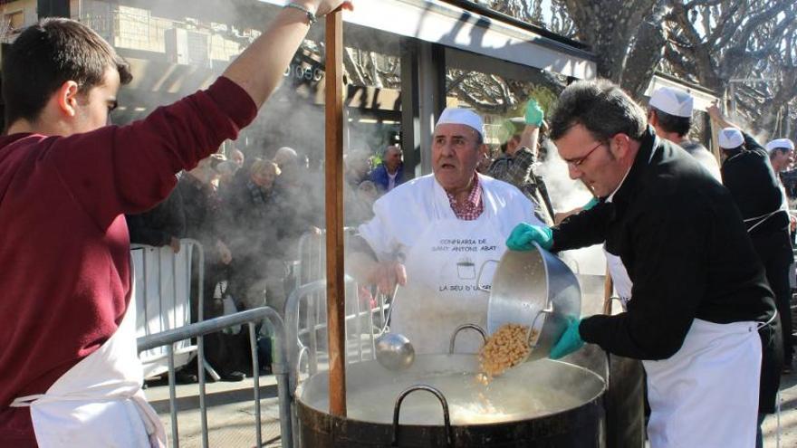 Una de les calderes amb els cuiners elaborant la tradicional escudella.