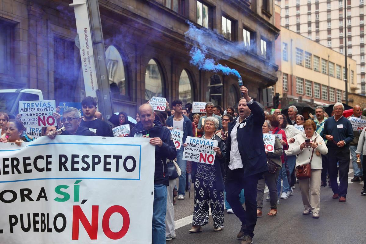 En imágenes: así fue la manifestación por las calles de Oviedo de los vecinos de Trevías que luchan por cambiar la depuradora de lugar En imágenes: así fue la manifestación por las calles de Oviedo de los vecinos de Trevías que luchan por cambiar la depuradora de lugar