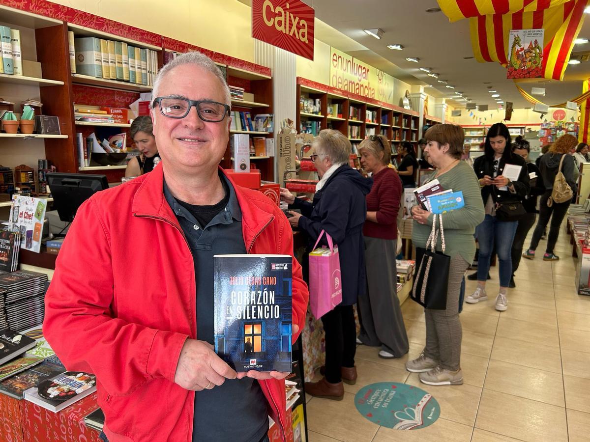 Julio César Cano en la firma de ejemplares de su última novela, hoy en la librería Argot.