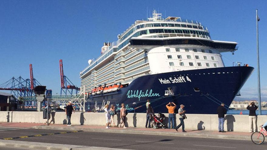 El &#039;Mein Schiff 4&#039;, en la terminal de cruceros de Málaga.