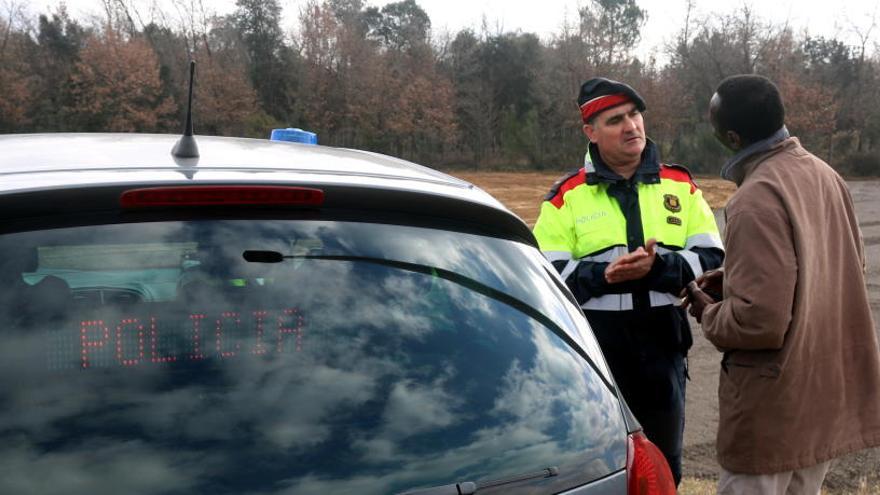 Un Mosso parla amb un conductor que parlava pel mòbil