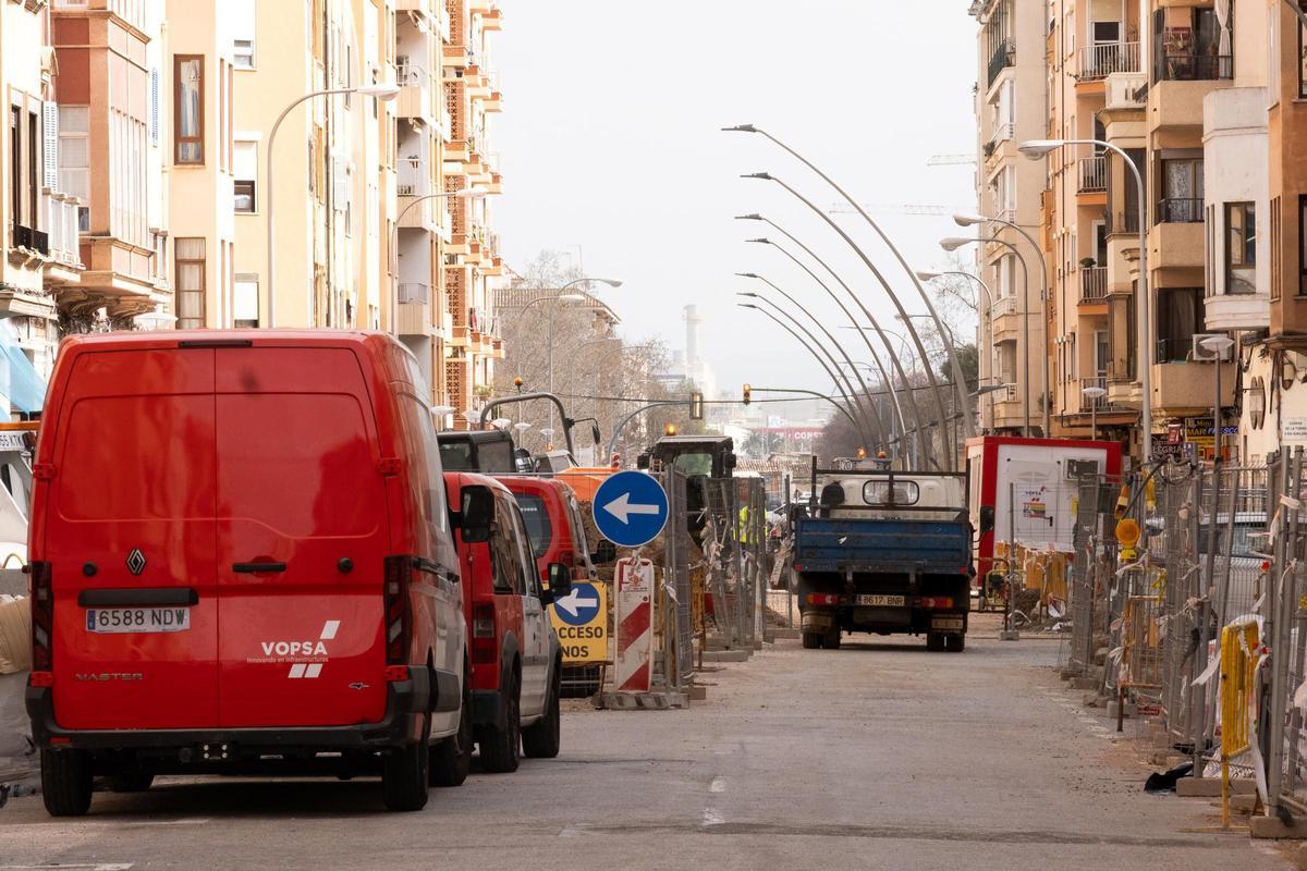 Imagen de las obras en la calle General Ricardo Ortega de Palma, con vehículos en el centro de la calzada