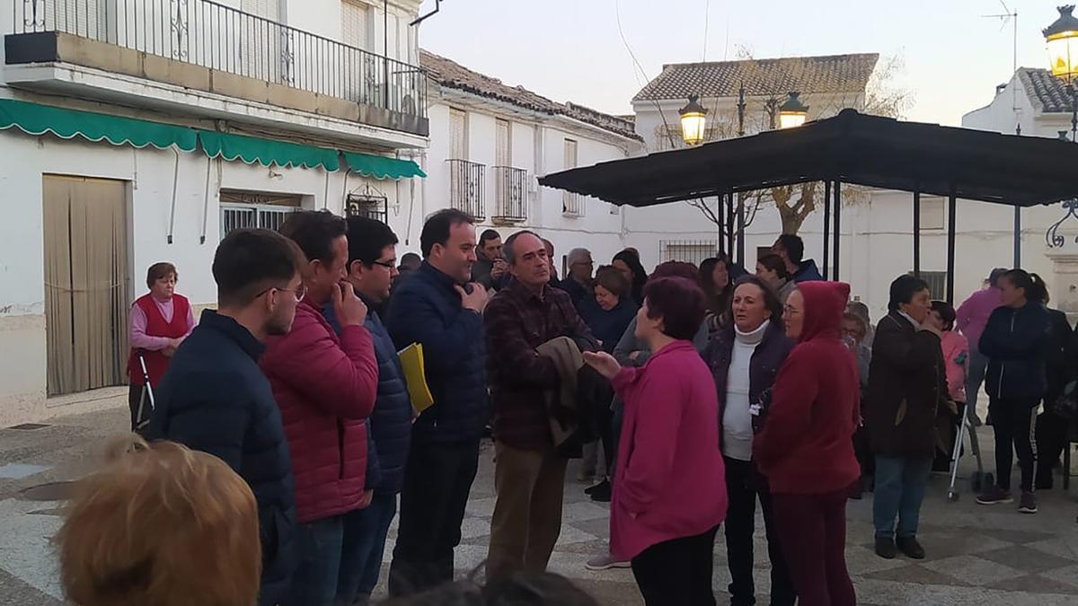 El alcalde de Priego en una de las reuniones informativas con los vecinos de las aldeas.