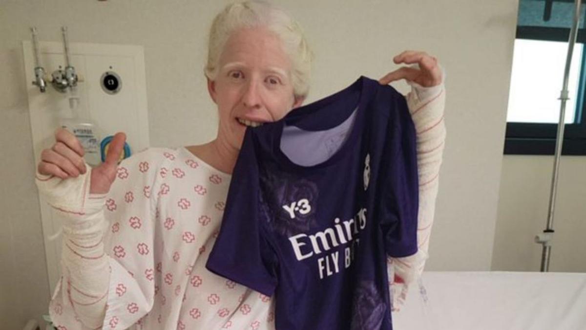Susana Rodríguez Gacio posa con la camiseta del Real Madrid momentos después de ganar la Champions.