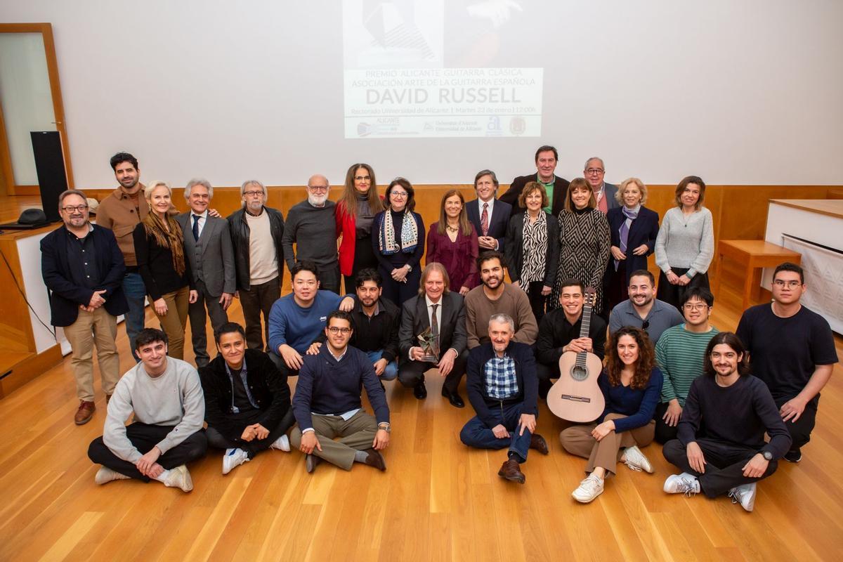 Los organizadores, el premiado y alumnos del Máster de Guitarra de la Universidad de Alicante