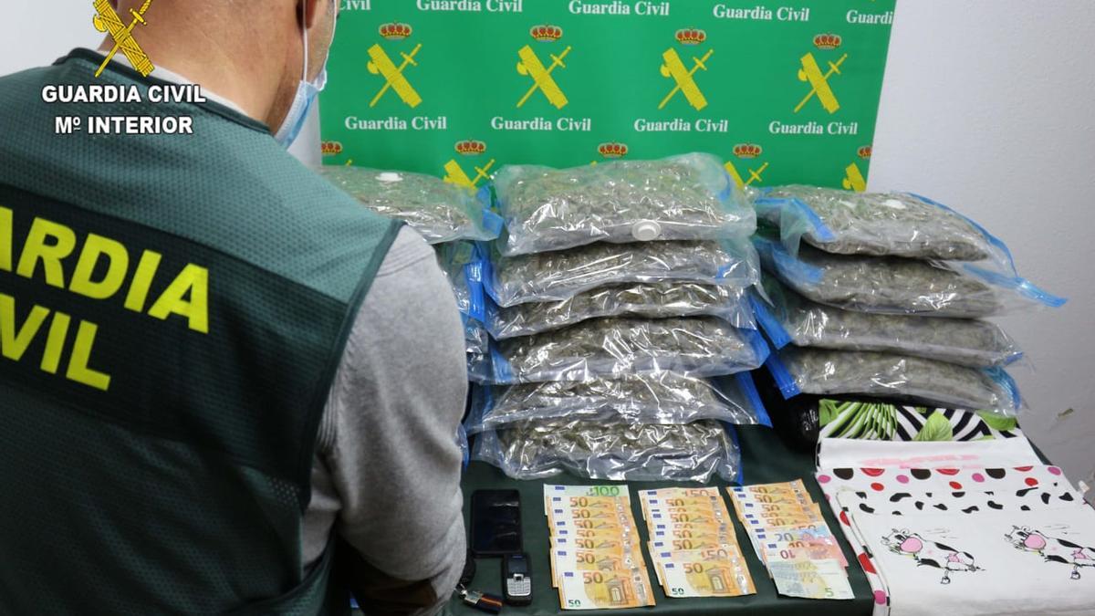 La droga incautada en Castrillón.
