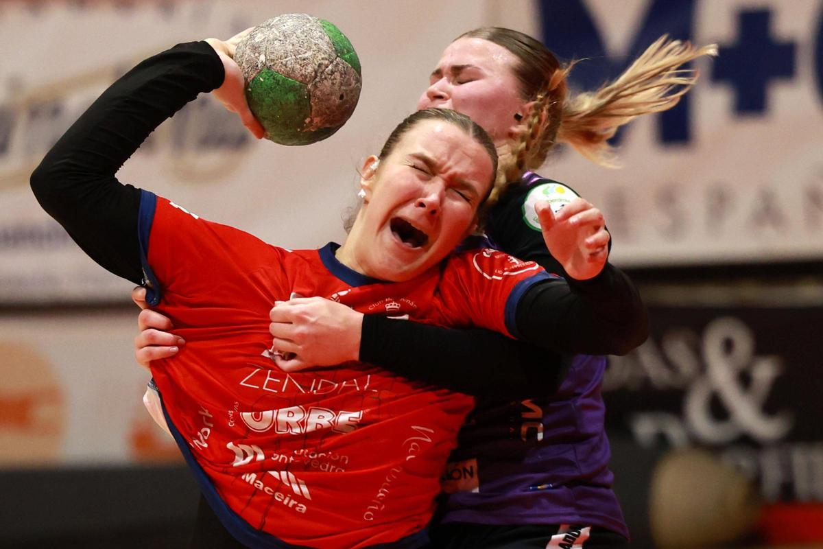 Zsembery, obstaculizada al intentar lanzar.