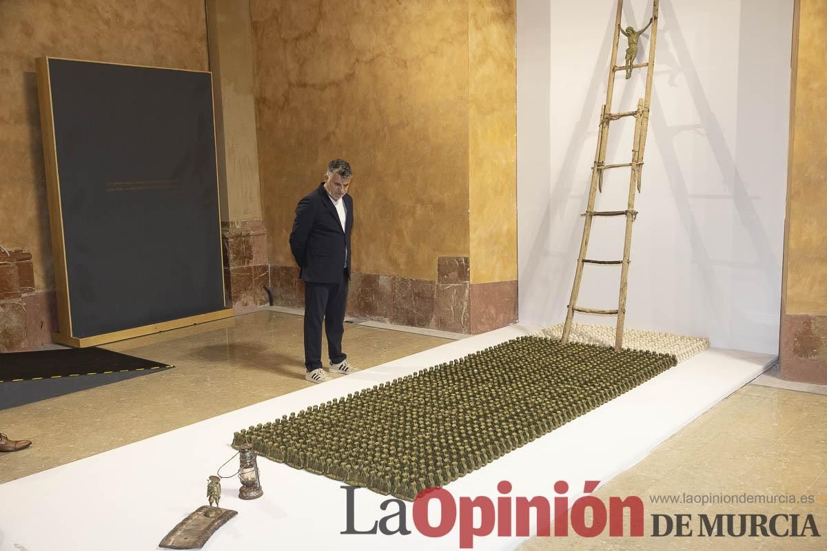 Así es la exposición 'Los Asomados' de Lidó Rico, que llega a Caravaca en su Año Jubilar