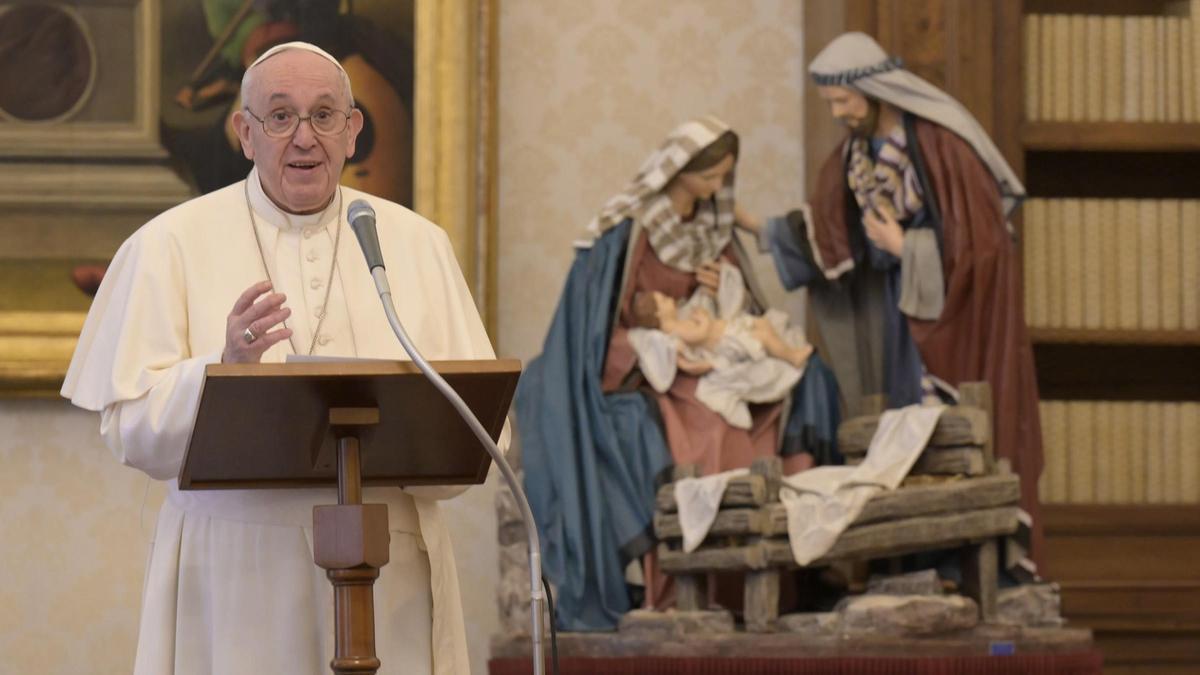 El Papa Francisco, en una imagen de archivo tomada en la biblioteca del palacio del Vaticano. / Efe