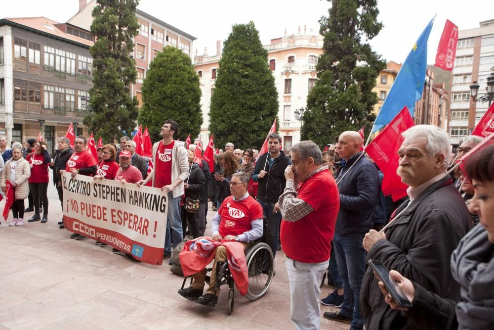 Encierro en el Ayuntamiento de Langreo por el centro de discapacitados