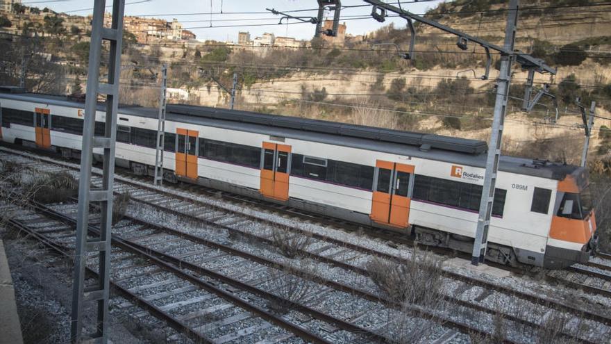 Un tren poc després de sortir de l&#039;estació de Manresa