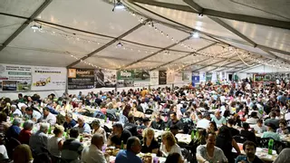 Deva se sienta a la mesa para comenzar las fiestas de San Salvador