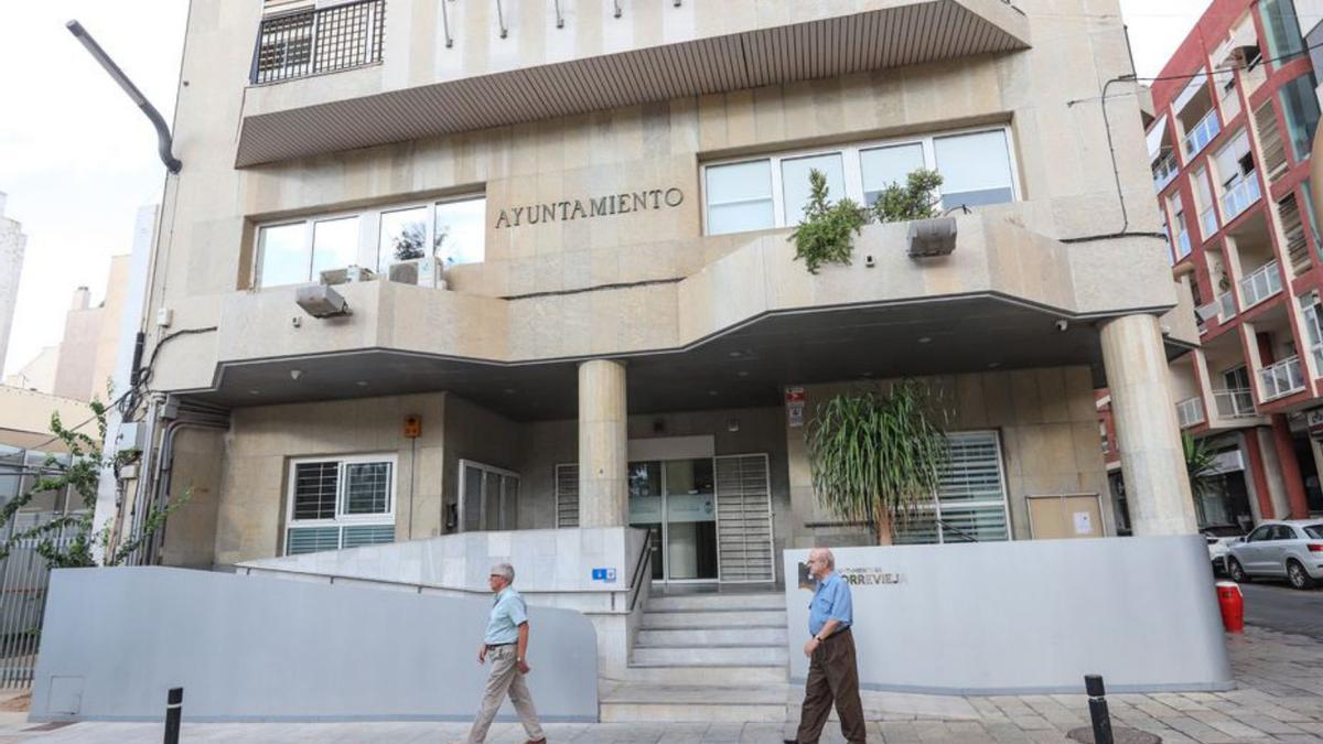 Acceso principal al ayuntamiento de Torrevieja. | TONY SEVILLA