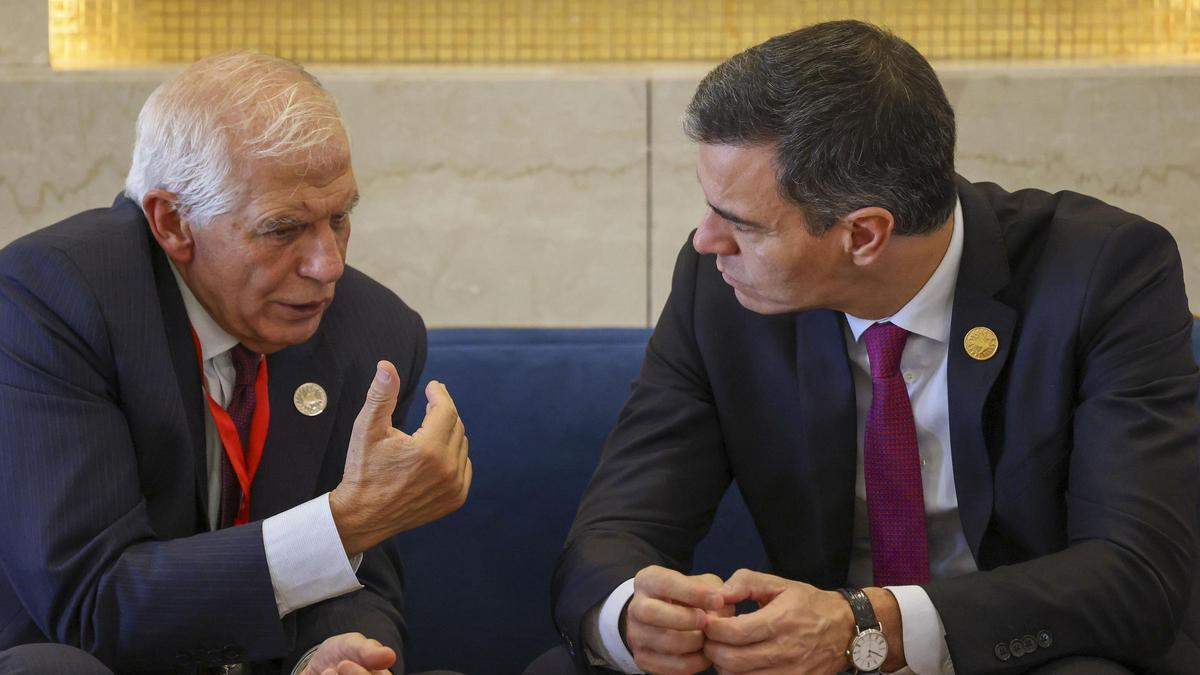 Pedro Sánchez y Josep Borrell conversan antes de una cumbre celebrada en Egipto.