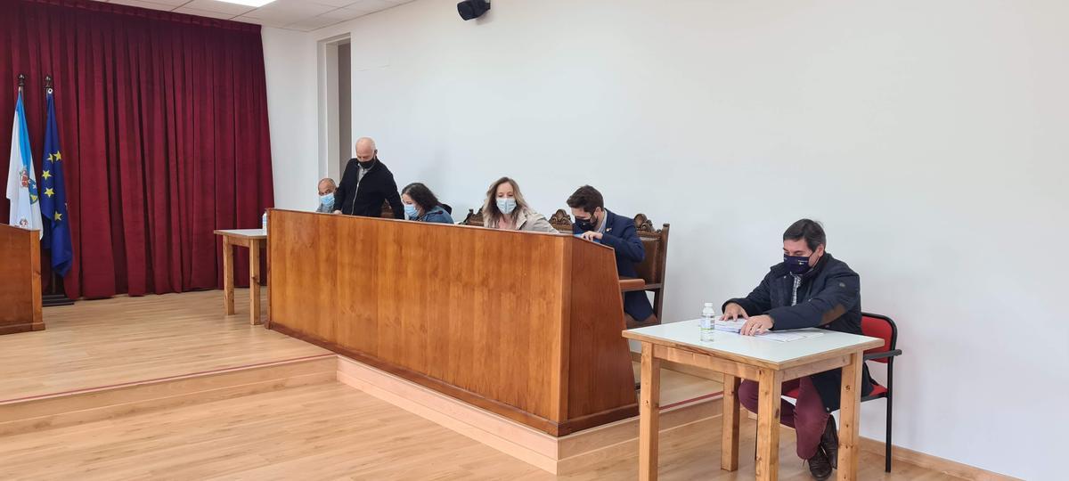 Los concejales del BNG y el PP, ayer.