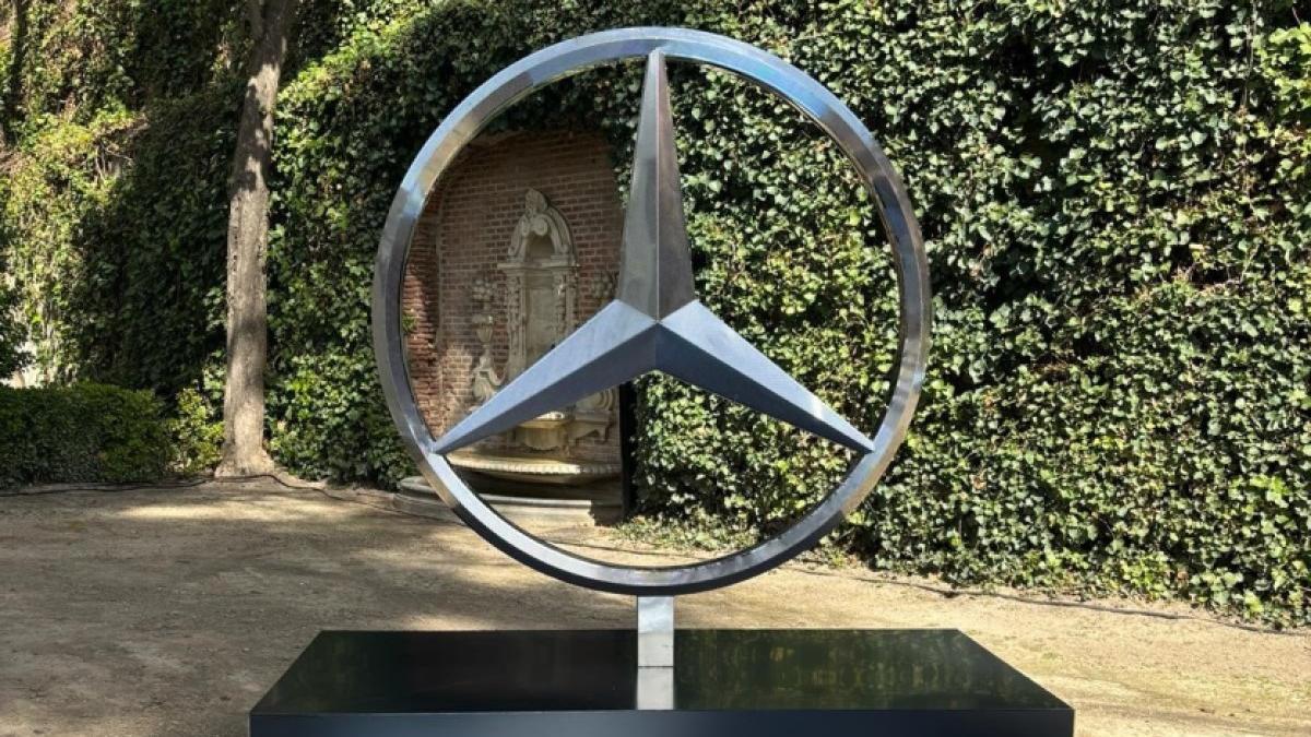 Mercedes-Benz Espanya va instal·lar un element vistós, que s'il·luminava per la nit, als jardins del Palau de Liria.