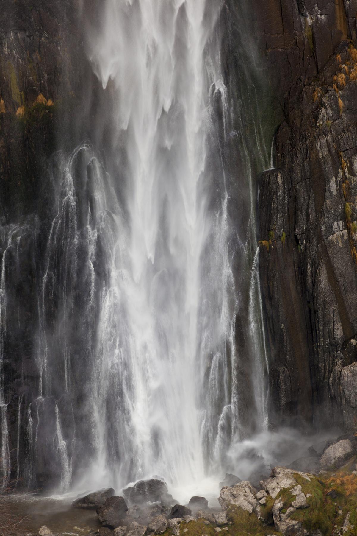 El agua cayendo por la cascada
