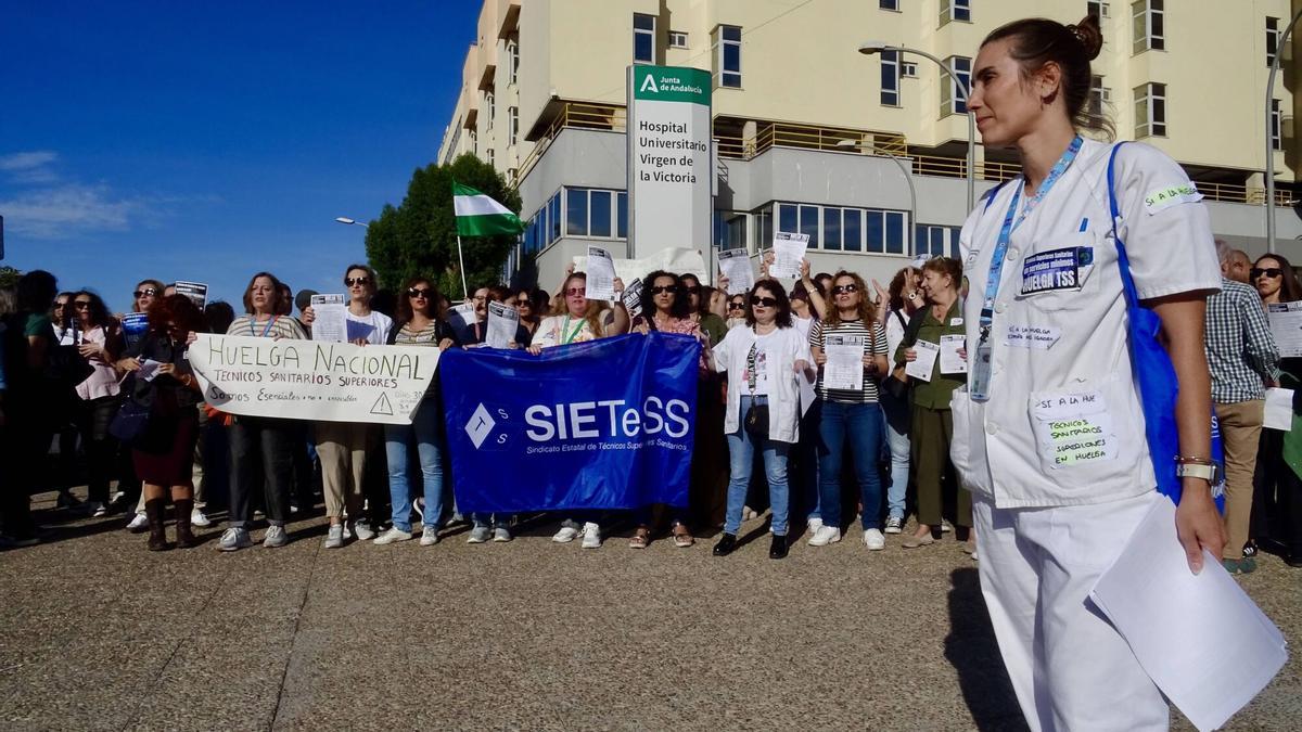 Huelga nacional de técnicos sanitarios superiores, en el hospital Clínico de Málaga.