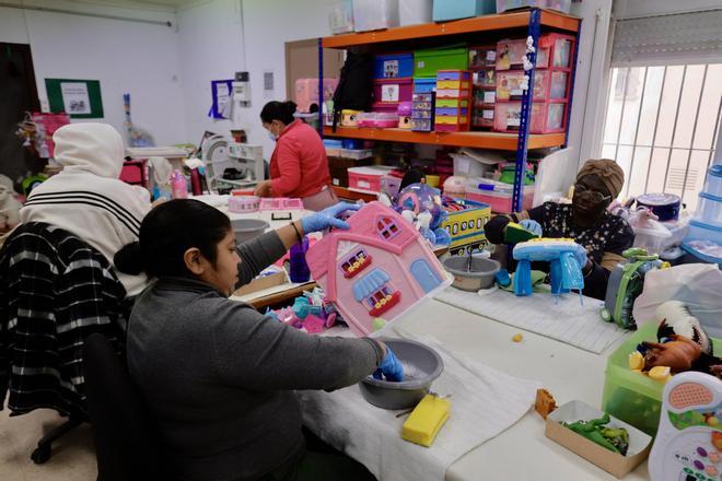 El taller de Càritas Mallorca donde se reparan los sueños para la Noche de Reyes