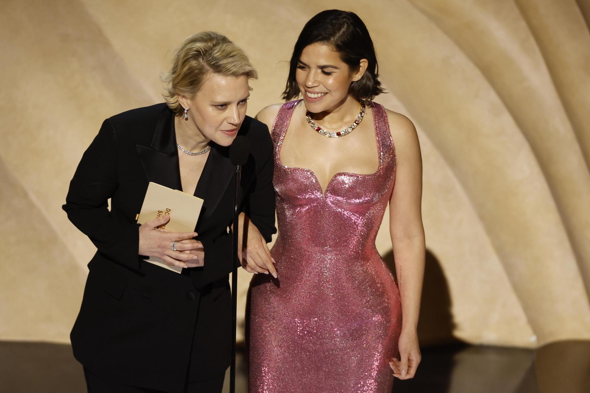 Los Angeles (United States), 10/03/2024.- Presenters for Best Documentary Short Film Kate McKinnon (L) and America Ferrera (R) during the 96th annual Academy Awards ceremony at the Dolby Theatre in the Hollywood neighborhood of Los Angeles, California, USA, 10 March 2024. The Oscars are presented for outstanding individual or collective efforts in filmmaking in 23 categories. EFE/EPA/CAROLINE BREHMAN