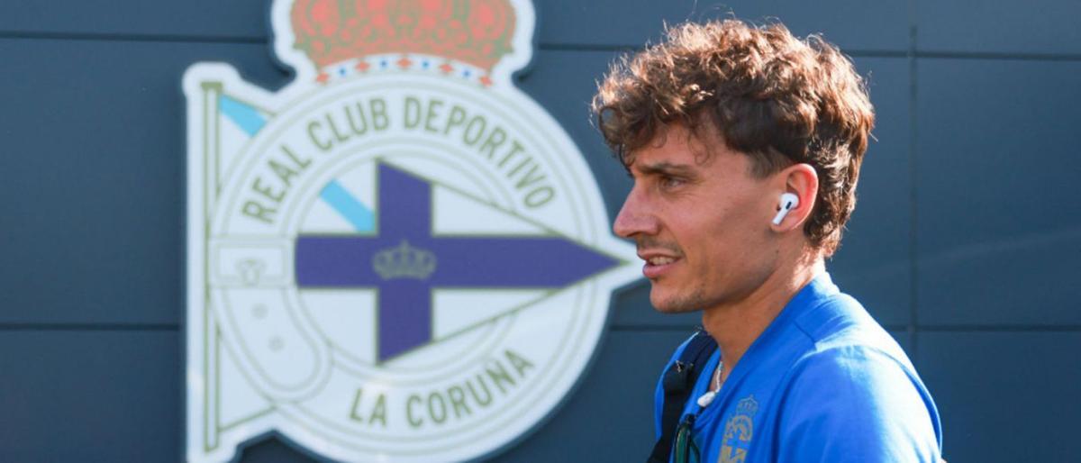 Álex Petxarroman, uno de los futbolistas con el futuro en el aire, en Abegondo. |  RCD