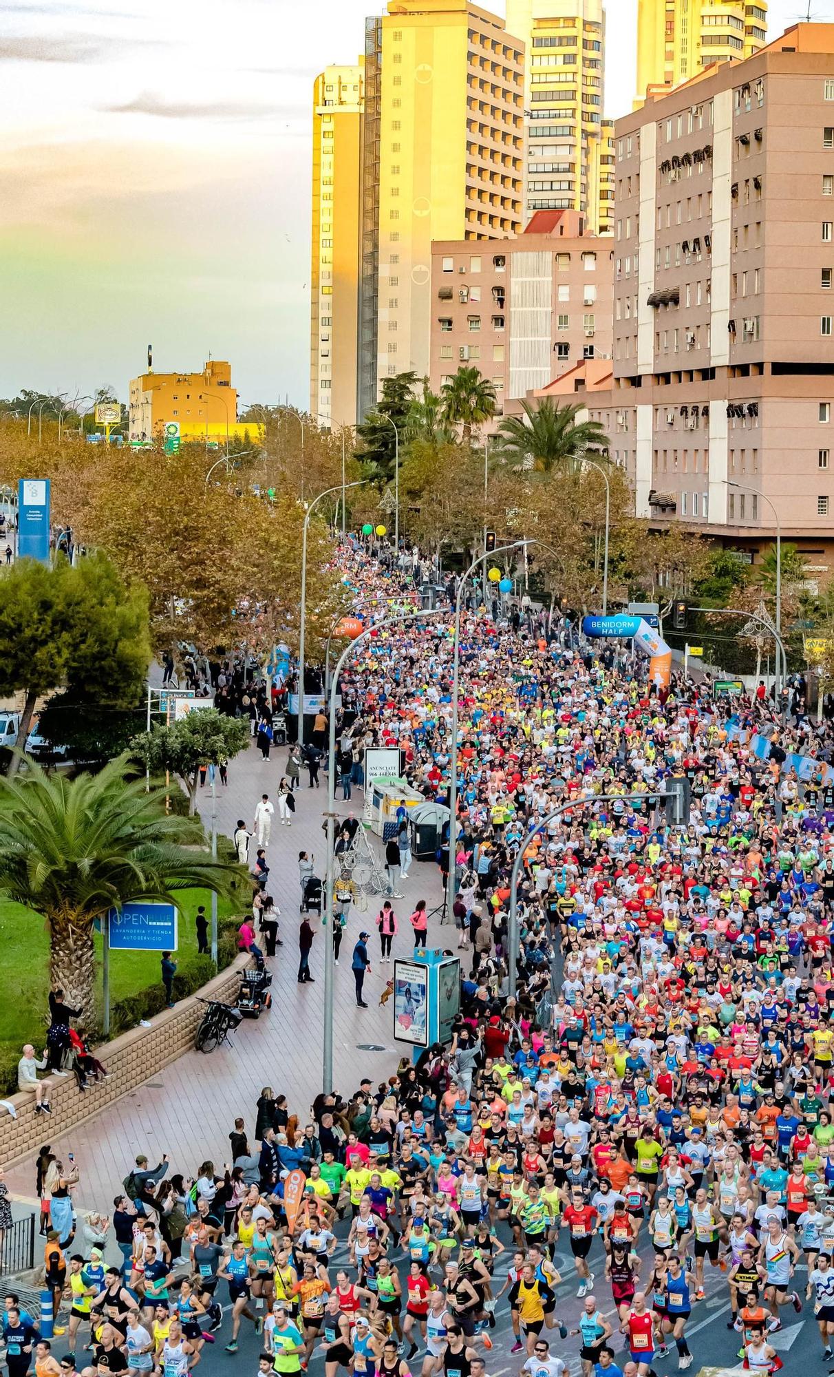 Cerca de 5.000 corredores toman Benidorm.