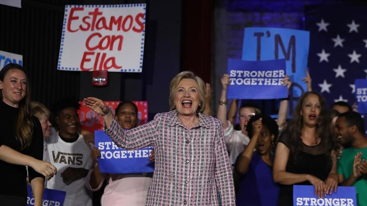 Clinton felicita a sus seguidores en un evento demócrata en Charlotte (Carolina del Norte), el 25 de julio.