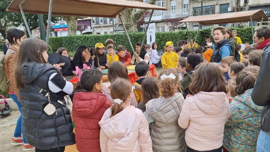 Un grupo de escolares, ayer, durante la actividad en la alameda.  // FdV