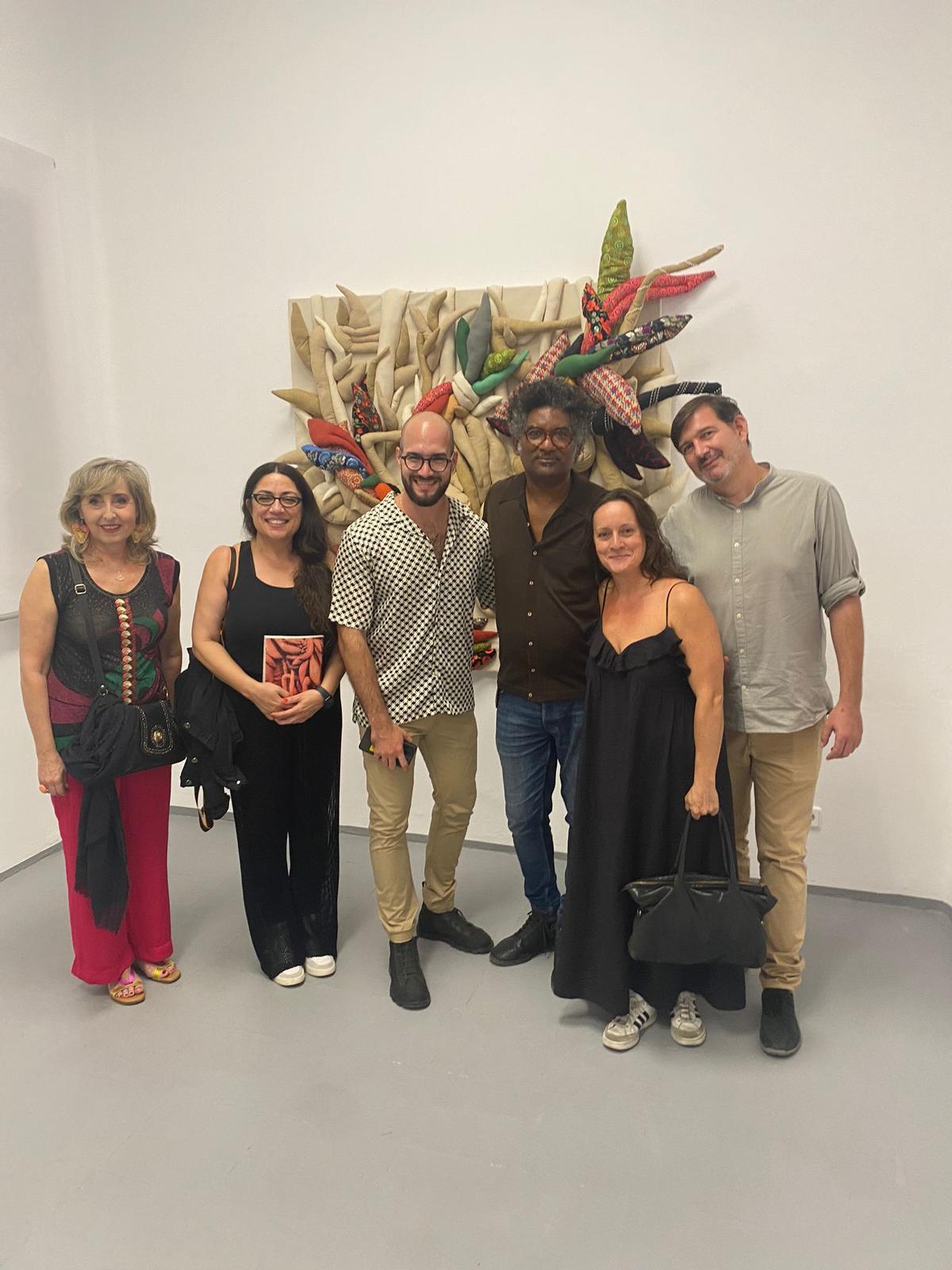 Elio Rodríguez, tercero por la derecha, en la exposición en Madrid