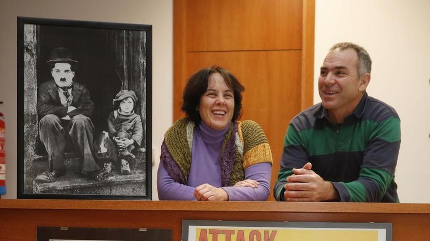 María Cano y Miguel Alejos, los creadores del cineclub Val Miñor Alice Guy Blaché, ayer en el auditorio de Nigrán. // Alba Villar