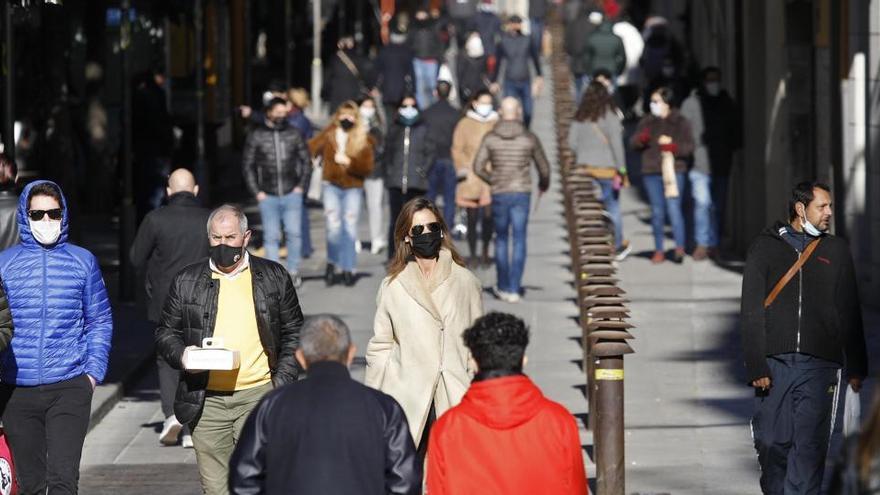 Vianants passejant ahir al carrer Santa Clara de Girona.