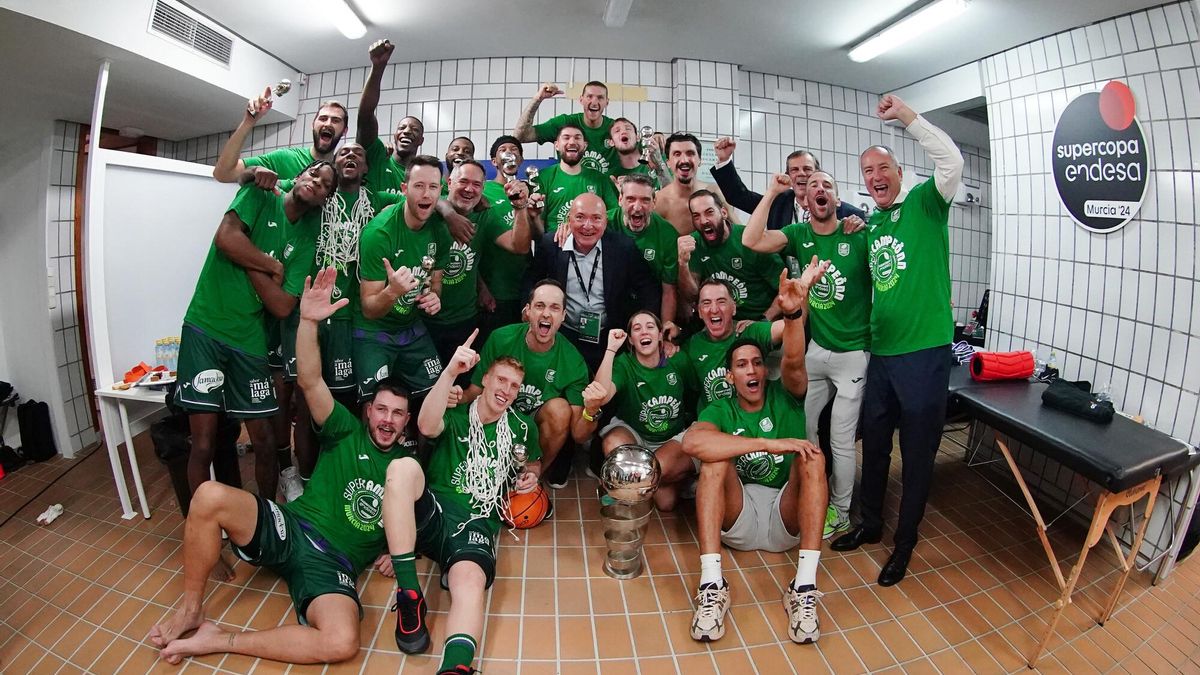 Plantilla, cuerpo técnico y presidente celebran el título de la Supercopa.
