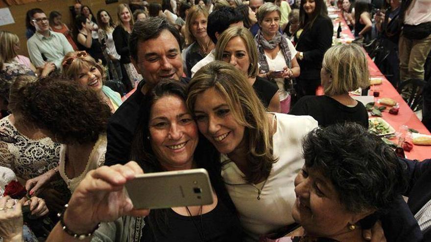 Susana Díaz equipara a los independentistas con los que prohibieron hablar catalán