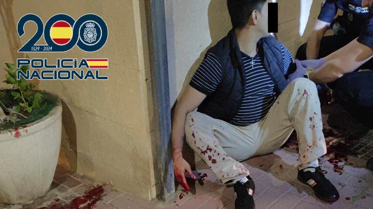 Los agentes, atendiendo al herido en la reyerta en Alcantarilla