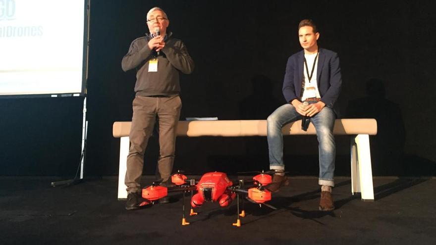 El alcalde de València, Joan Ribó, junto a uno de los creadores del dron, ayer, en Madrid.