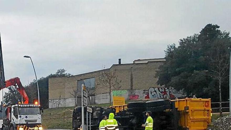 Bolca un camió a la rotonda del Pont de Vilomara