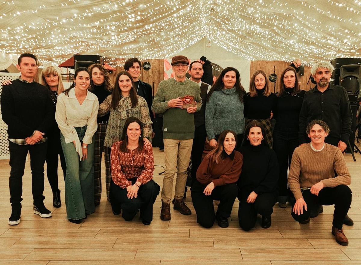 Los integrantes de la banda coañesa posan con Xuacu Amieva tras la entrega del galardón.