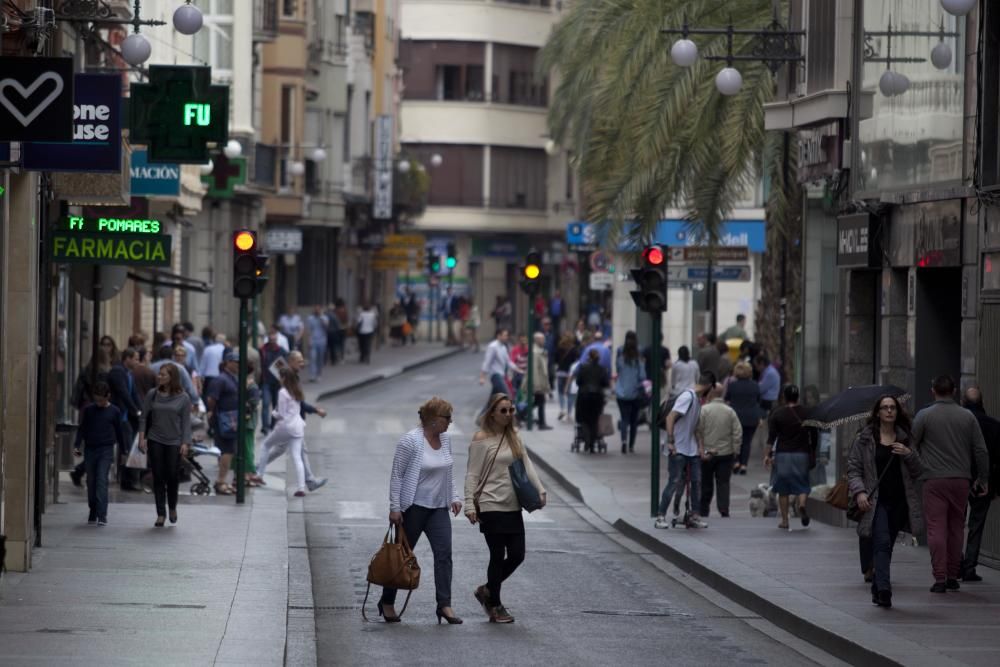 Varios peatones pasean por la calle Corredora