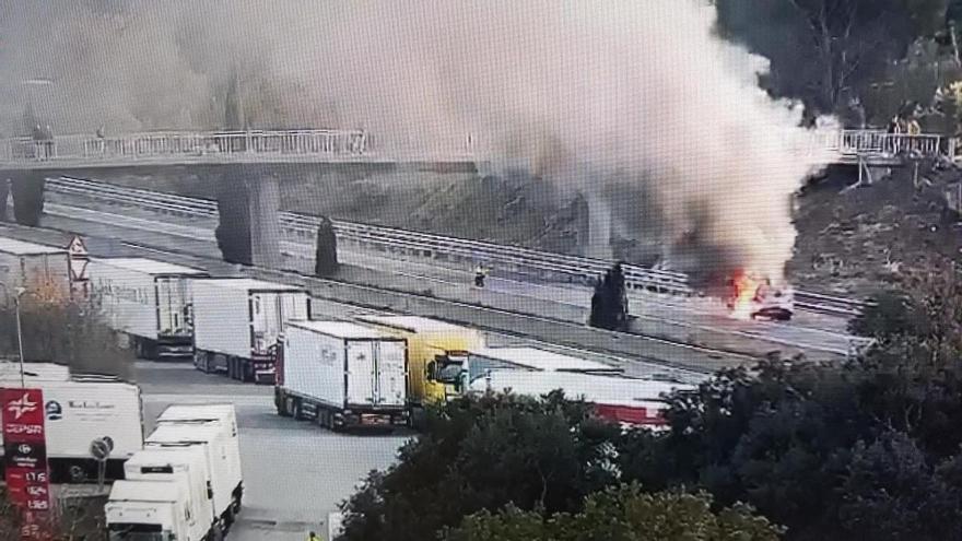 Un vehicle incendiat a l&#039;AP-7 a la Jonquera complica el trànsit durant l&#039;operació tornada del pont de desembre