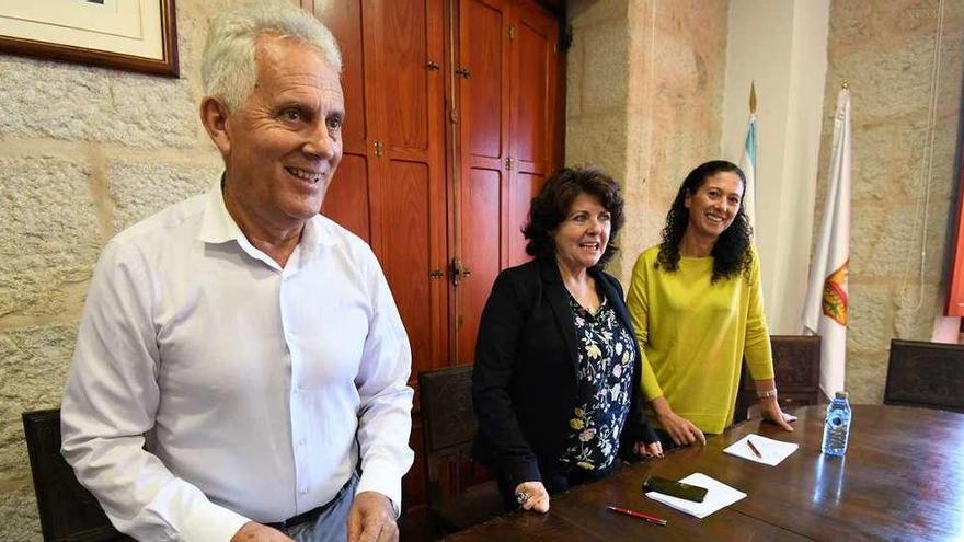 Luciano Sobral, Chelo Besada y Silvia Díaz, ayer, en el consistorio. // Gustavo Santos